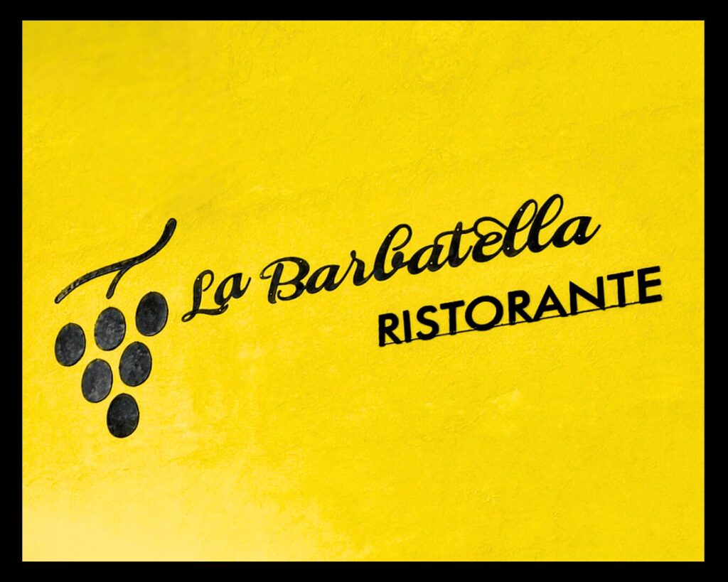 Il grande logo che appare sulla facciata del ristorante.